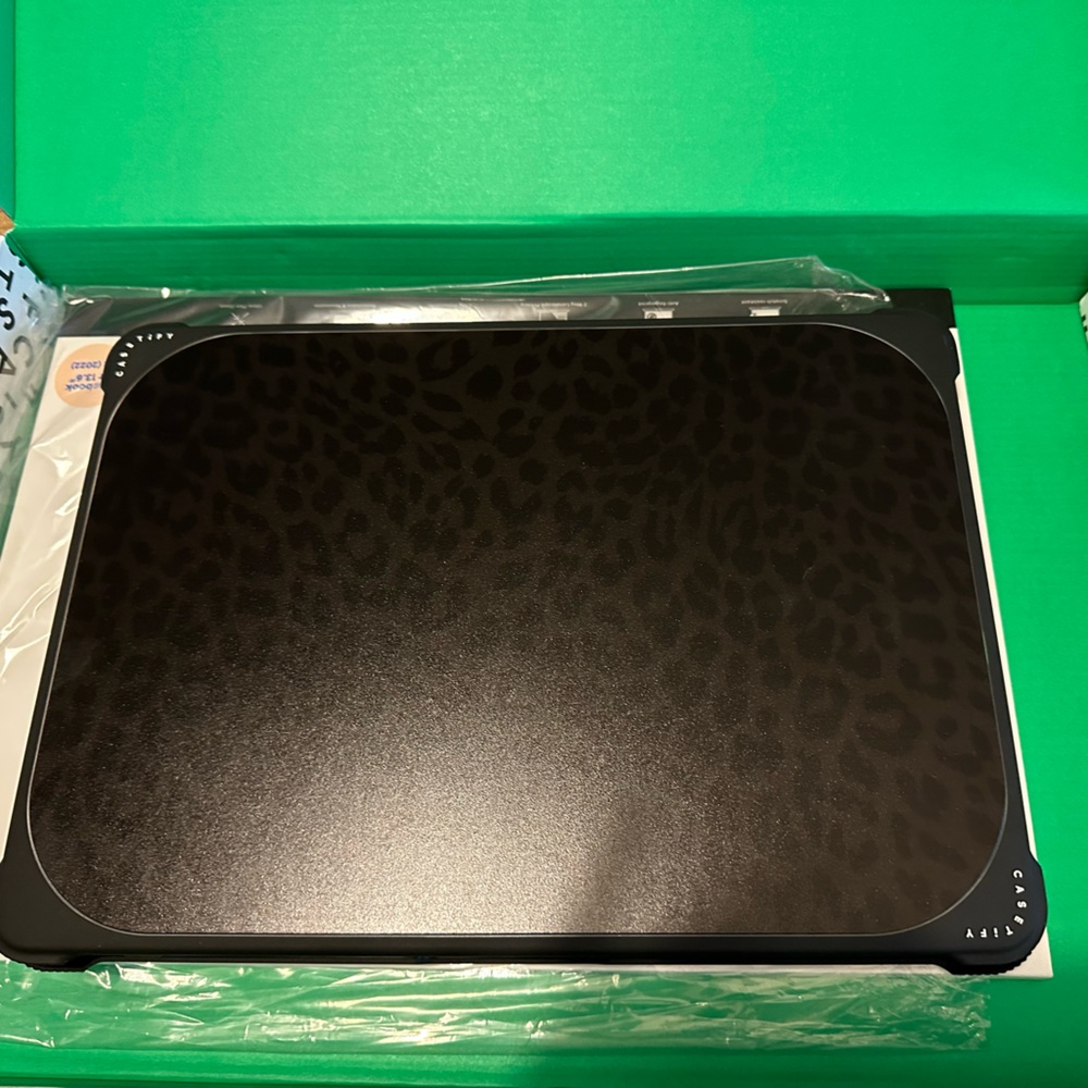 NEW CASETIFY MacBook Air 2022 13.6” Leopard Case & Blue Light Screen Protector
